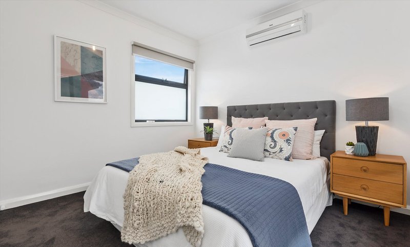 Photo - 4/5 Mcewan Road, Heidelberg Heights VIC 3081 - Image 9
