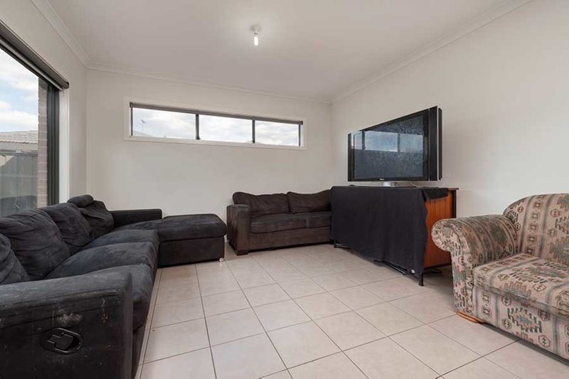 Photo - 45 Moor Park Drive, Craigieburn VIC 3064 - Image 3