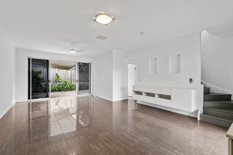 Photo - 4/5 Redarc Street, Fairfield QLD 4103 - Image 2