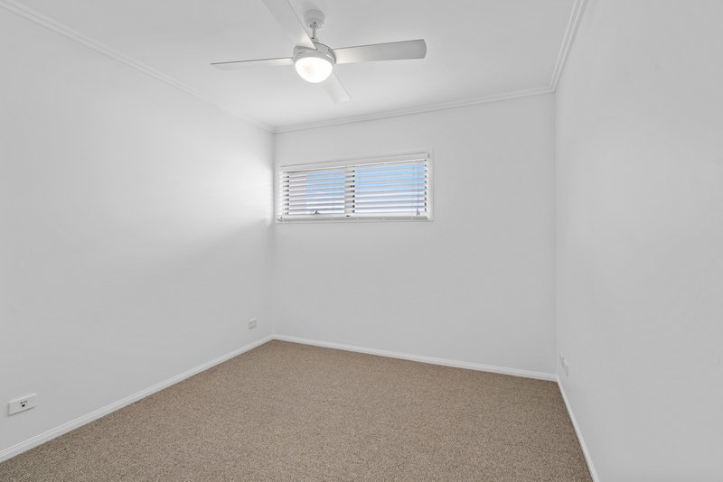 Photo - 4/5 Redarc Street, Fairfield QLD 4103 - Image 8