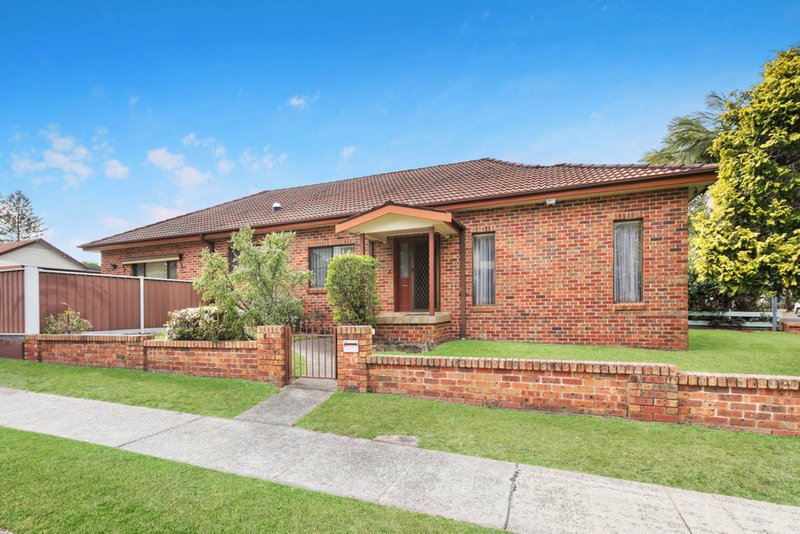 Photo - 45 Wyuna Avenue, Freshwater NSW 2096 - Image 2