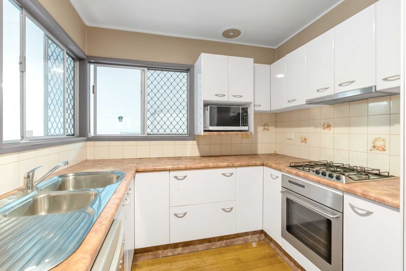 Photo - 451-453 Mccoombe Street, Mooroobool QLD 4870 - Image 5