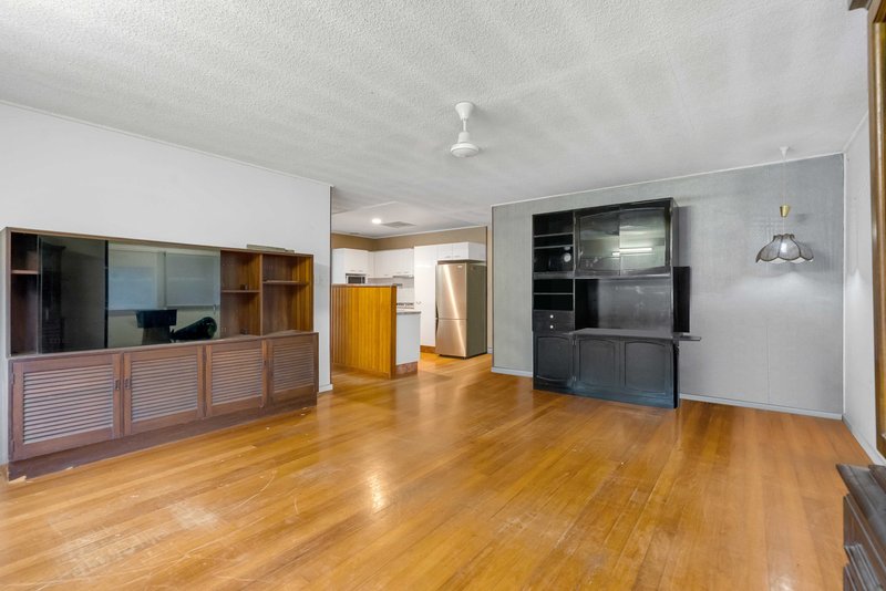 Photo - 451-453 Mccoombe Street, Mooroobool QLD 4870 - Image 6