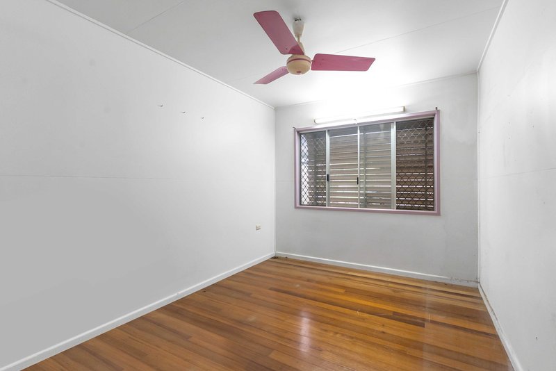 Photo - 451-453 Mccoombe Street, Mooroobool QLD 4870 - Image 10