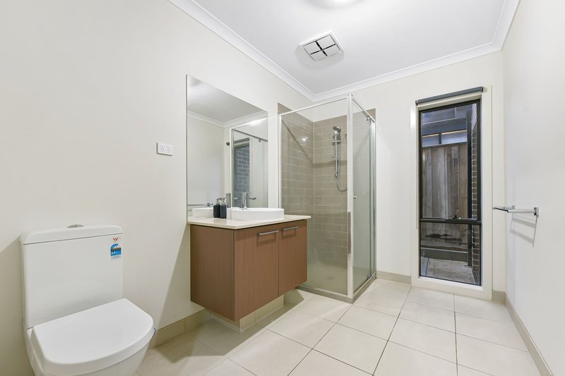 Photo - 46 Corymbia Promenade, Pakenham VIC 3810 - Image 11