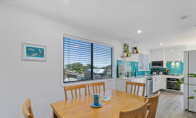 Photo - 46 Hayworth Street, Point Vernon QLD 4655 - Image 6