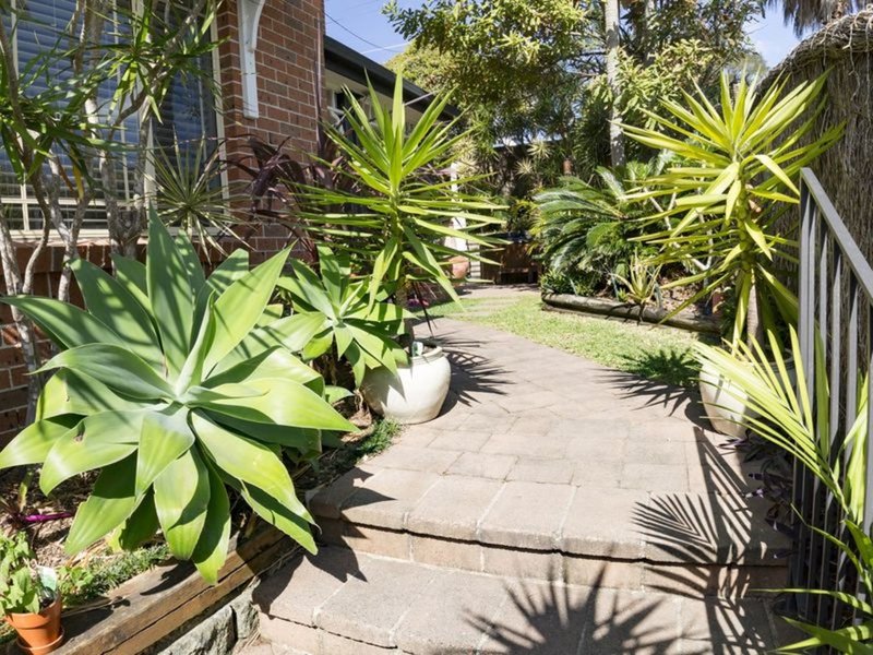 Photo - 46 Lagoon Street, Narrabeen NSW 2101 - Image 2