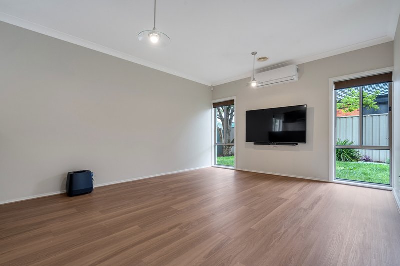 Photo - 46 Liverpool Circuit, Craigieburn VIC 3064 - Image 9