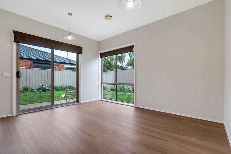 Photo - 46 Liverpool Circuit, Craigieburn VIC 3064 - Image 11