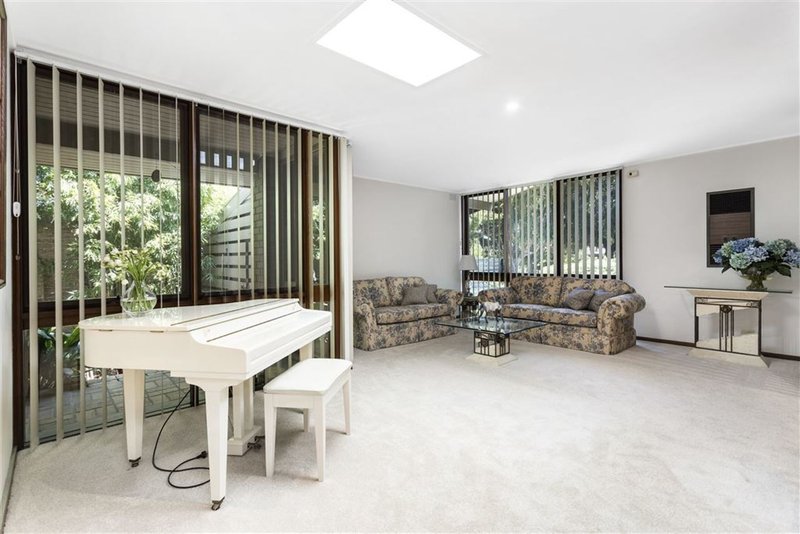 Photo - 46 Maylands Crescent, Glen Waverley VIC 3150 - Image 2