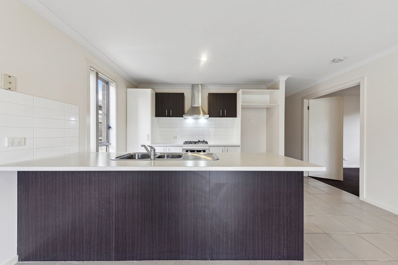 Photo - 46 Melissa Way, Pakenham VIC 3810 - Image 3