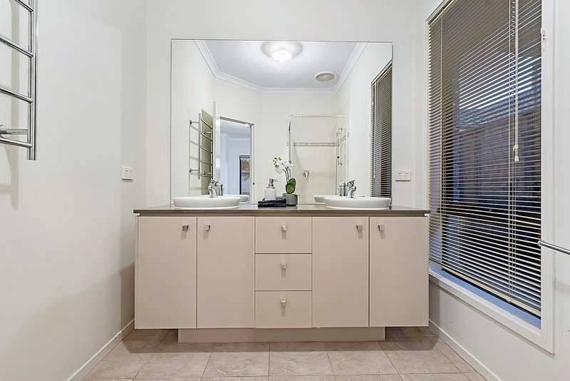 Photo - 46 Middlesborough Drive, Craigieburn VIC 3064 - Image 4