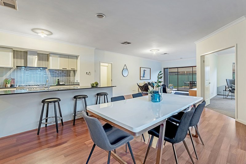 Photo - 46 Middlesborough Drive, Craigieburn VIC 3064 - Image 7