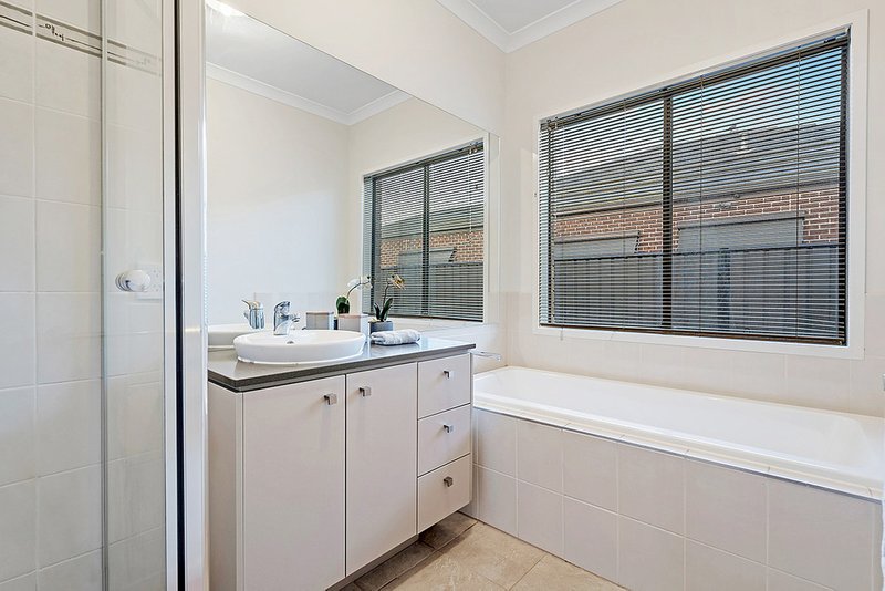 Photo - 46 Middlesborough Drive, Craigieburn VIC 3064 - Image 14