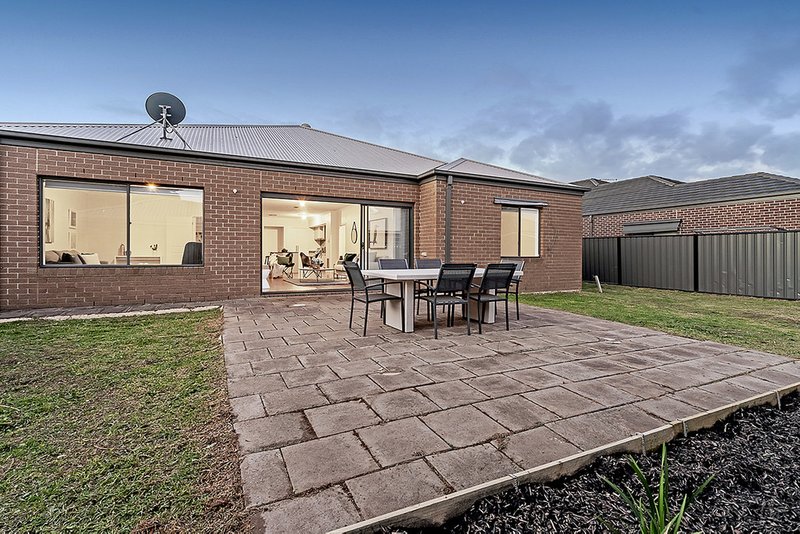 Photo - 46 Middlesborough Drive, Craigieburn VIC 3064 - Image 16