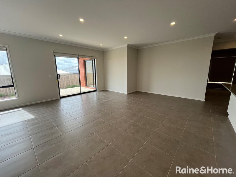 Photo - 46 Sacred Drive, Sunbury VIC 3429 - Image 5