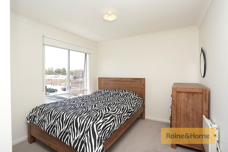 Photo - 46 Sahi Crescent, Roxburgh Park VIC 3064 - Image 5