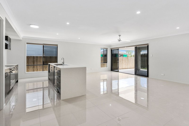 Photo - 46 Santorini Way, Springfield Lakes QLD 4300 - Image 3