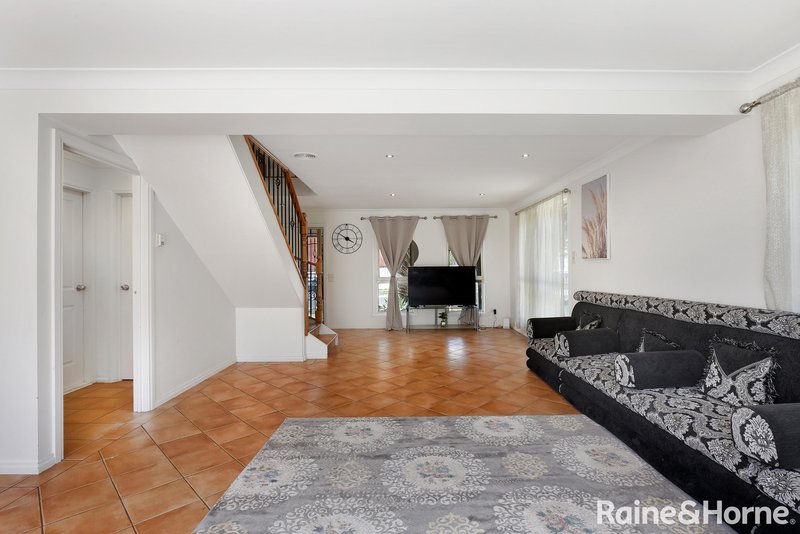 Photo - 46 Volantis Crescent, Roxburgh Park VIC 3064 - Image 2