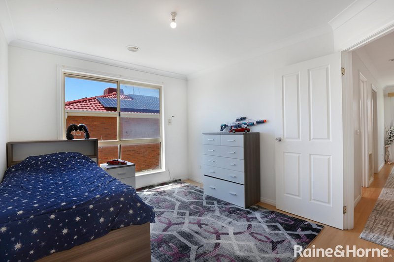 Photo - 46 Volantis Crescent, Roxburgh Park VIC 3064 - Image 7