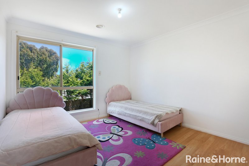 Photo - 46 Volantis Crescent, Roxburgh Park VIC 3064 - Image 8