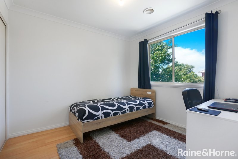 Photo - 46 Volantis Crescent, Roxburgh Park VIC 3064 - Image 10