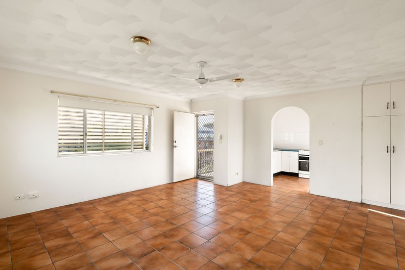 Photo - 4/61 Denman Street, Greenslopes QLD 4120 - Image 4
