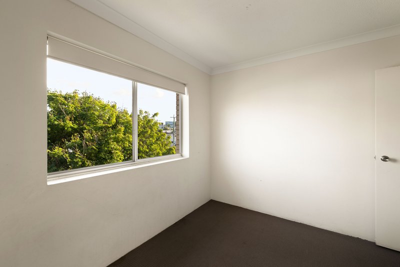 Photo - 4/61 Denman Street, Greenslopes QLD 4120 - Image 10
