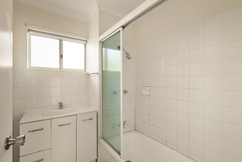 Photo - 4/61 Denman Street, Greenslopes QLD 4120 - Image 11