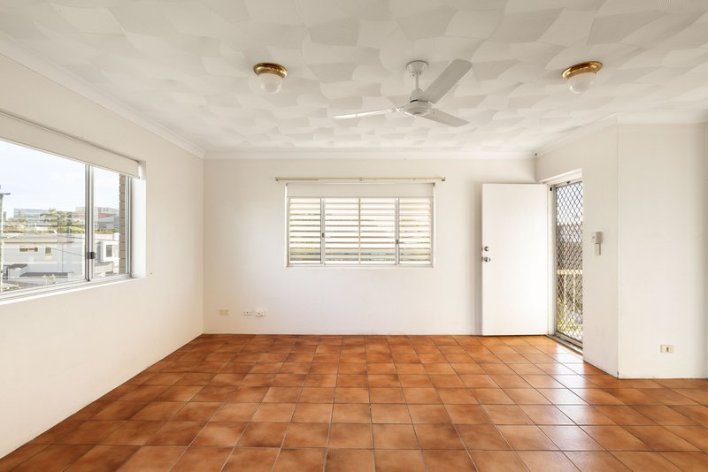 Photo - 4/61 Denman Street, Greenslopes QLD 4120 - Image 13
