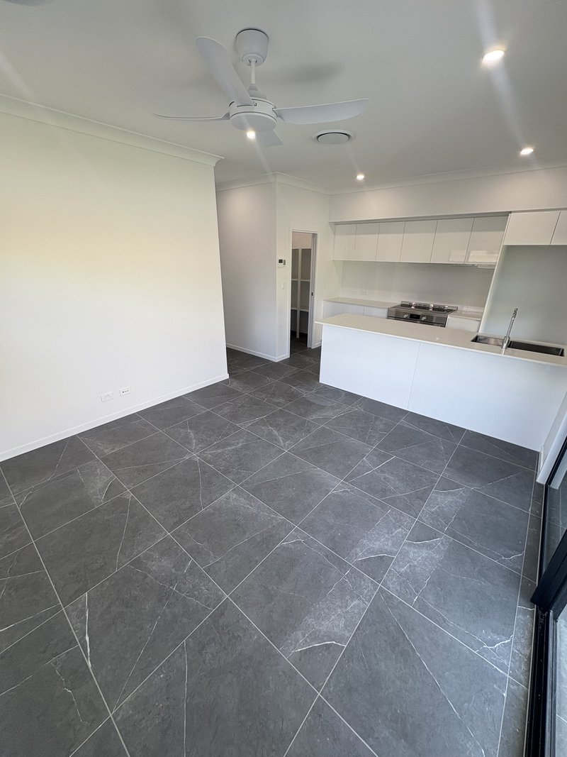 Photo - 46a Blackwell Street, Hillcrest QLD 4118 - Image 2