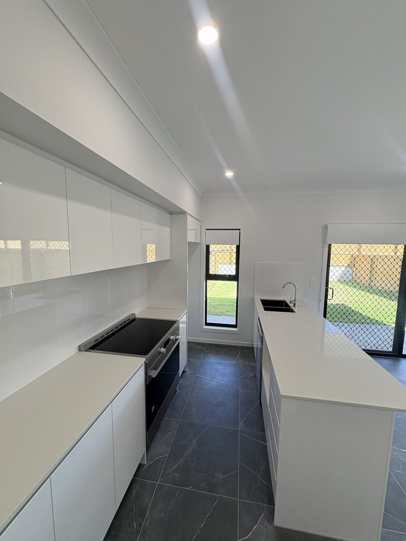 Photo - 46a Blackwell Street, Hillcrest QLD 4118 - Image 4