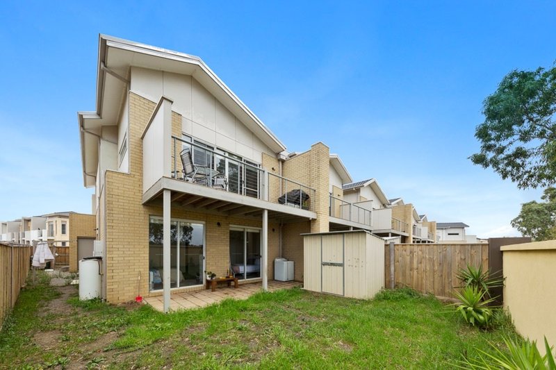 Photo - 47 Broadbeach Circuit, Point Cook VIC 3030 - Image 11