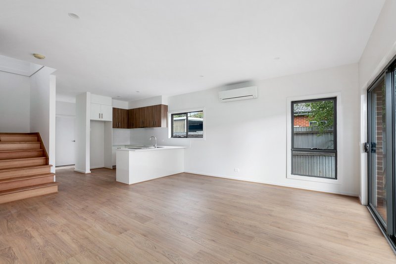 Photo - 4/7 Dundee Street, Reservoir VIC 3073 - Image 3