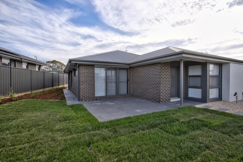 Photo - 47 Fairbrother Street, Strathnairn ACT 2615 - Image 16