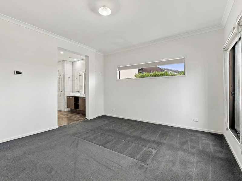 Photo - 47 Goldeneye Circuit, Werribee VIC 3030 - Image 3
