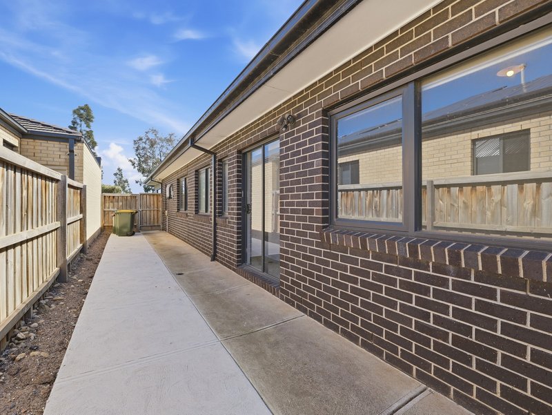 Photo - 47 Goldeneye Circuit, Werribee VIC 3030 - Image 32