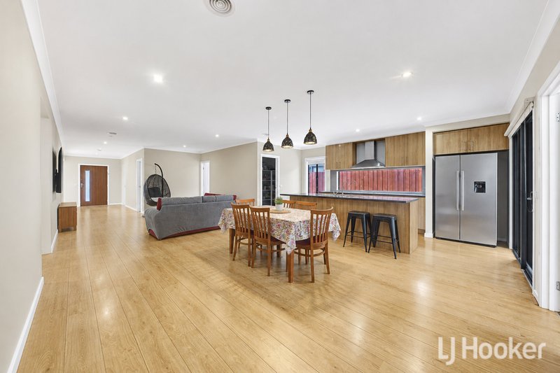 Photo - 47 Granholm Grove, Harkness VIC 3337 - Image 3