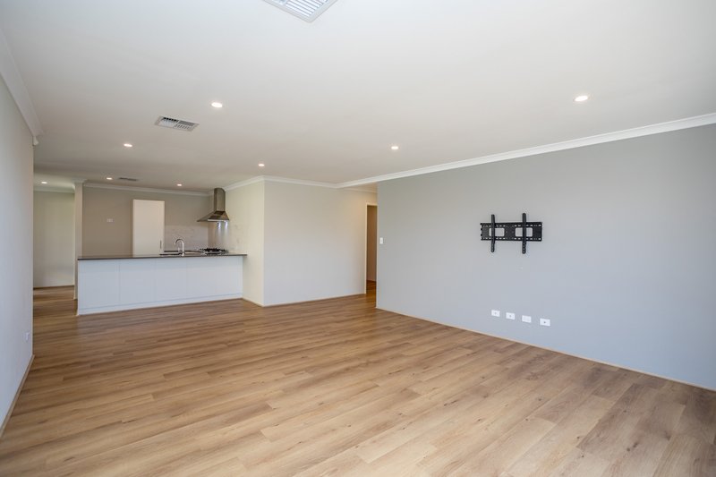Photo - 47 Greenpoint Way, Hilbert WA 6112 - Image 9