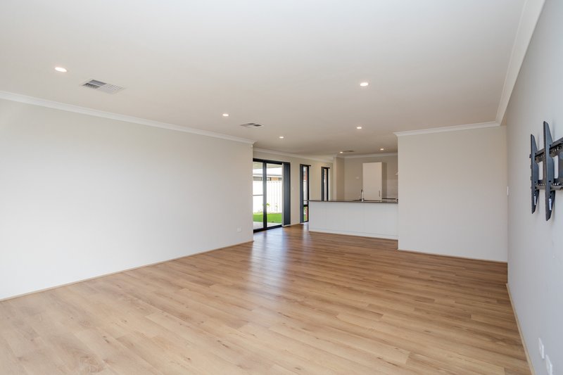 Photo - 47 Greenpoint Way, Hilbert WA 6112 - Image 11