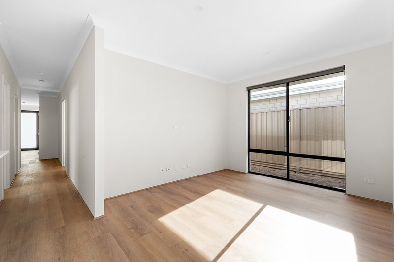 Photo - 47 Gumblossom Avenue, Piara Waters WA 6112 - Image 6