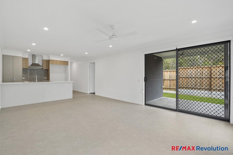 Photo - 47 Huon Place, Hillcrest QLD 4118 - Image 2