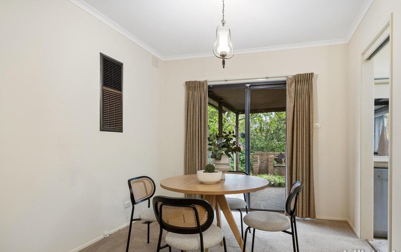 Photo - 47 Mannering Drive, Glen Waverley VIC 3150 - Image 3