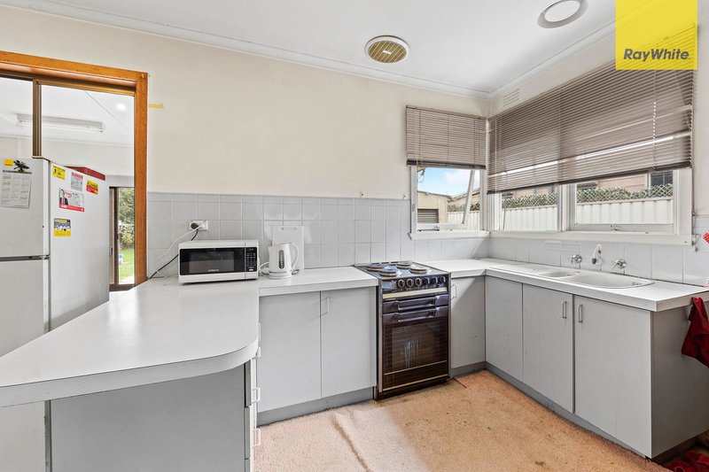 Photo - 47 Millawa Avenue, St Albans VIC 3021 - Image 3