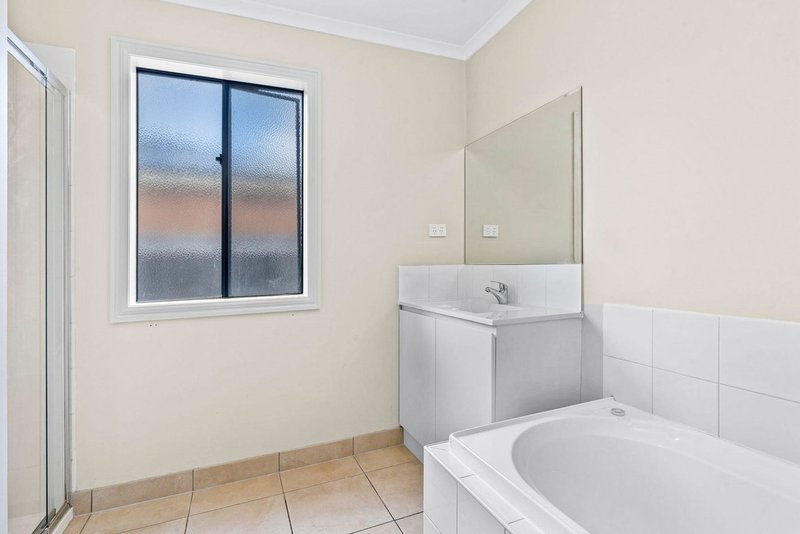 Photo - 47 Oakwood Crescent, Waurn Ponds VIC 3216 - Image 6