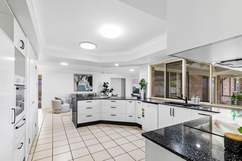 Photo - 47 Reginald Avenue, Arana Hills QLD 4054 - Image 9