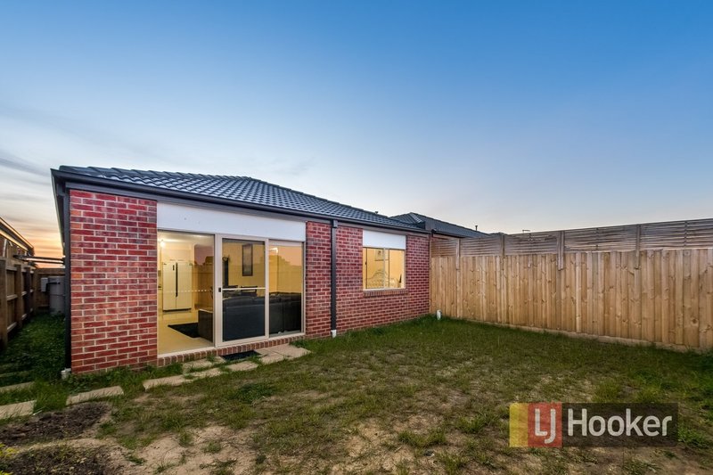 Photo - 47 Sallys Run, Hampton Park VIC 3976 - Image 9