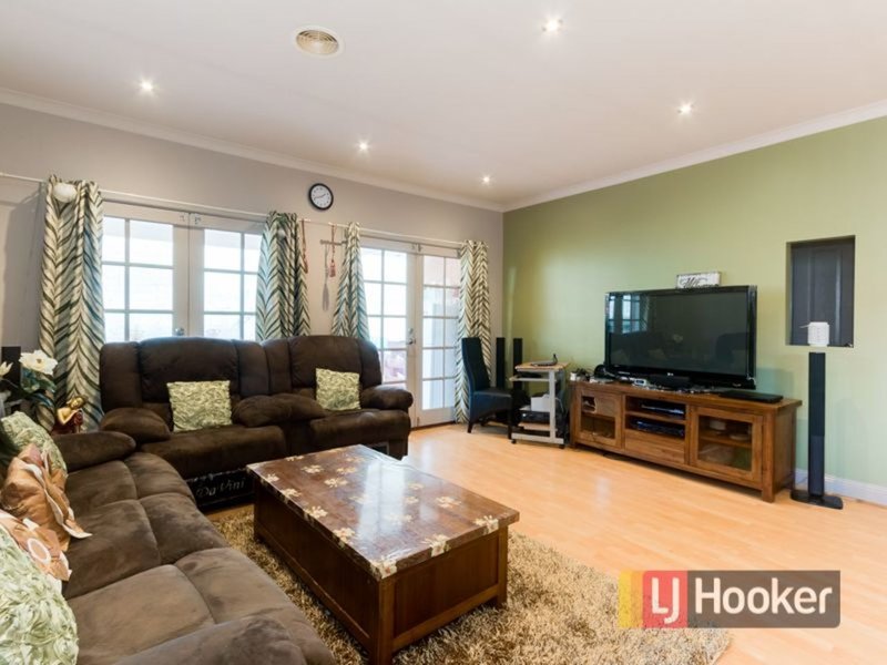 Photo - 47 Wakenshaw Crescent, Pakenham VIC 3810 - Image 4