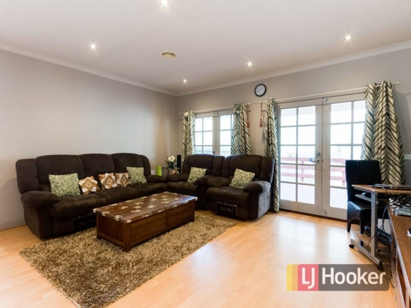 Photo - 47 Wakenshaw Crescent, Pakenham VIC 3810 - Image 5