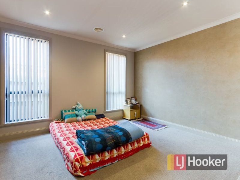 Photo - 47 Wakenshaw Crescent, Pakenham VIC 3810 - Image 7